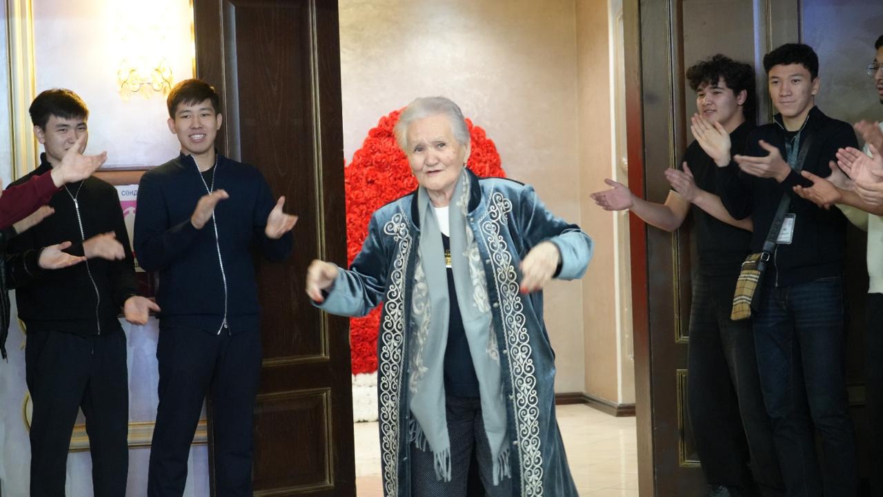 В Университете Кунаева прошёл праздничный вечер «Мир красавиц».